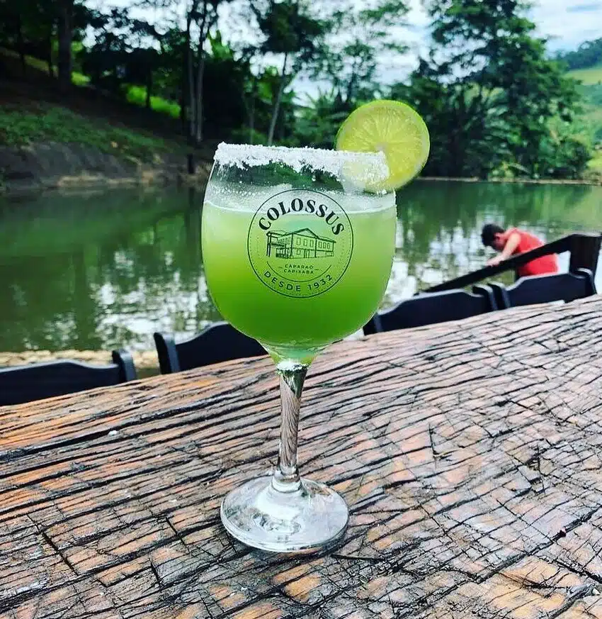 Foto de taça com bebida verde em atrativo do turismo em Iúna