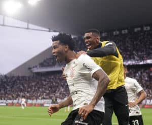 Corinthians vence Coritiba no Brasileirão e demonstra poder de reação Gil comemorando seu gol