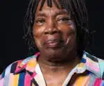 Aposentado, Milton Nascimento curte praia na Bahia