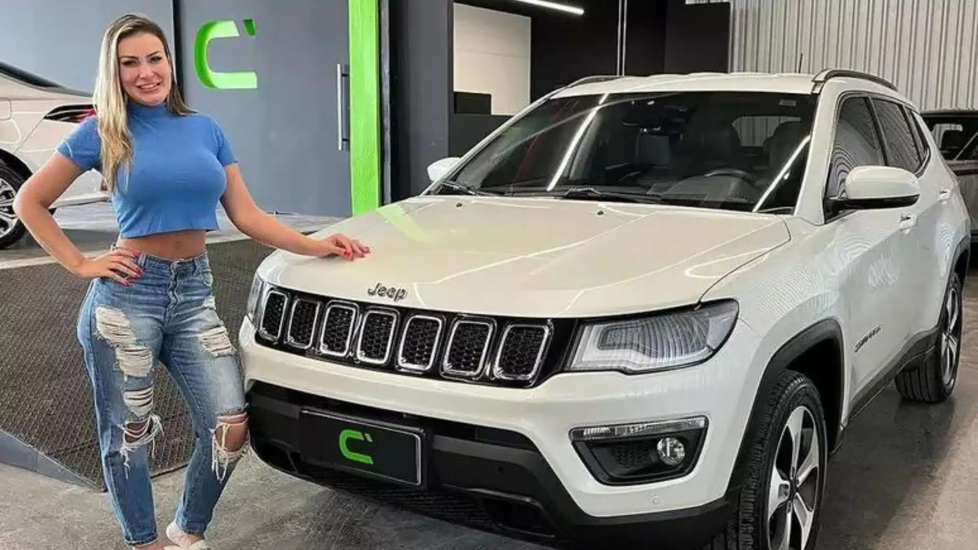 Andressa Urach se presenteia com carro novo e compartilha nas redes sociais