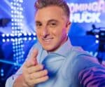 Luciano Huck mostra filha ao ver a mãe cantando no Criança Esperança