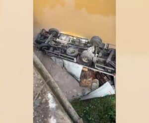 VÍDEO | Motorista morre após perder controle de caminhão e cair em rio Caminhão cai dentro de rio na BR 101, em Fundão.