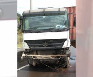 Carreta fica destruída após bater contra barreira central da BR 262 Carreta fica destruída após bater contra a barreira central da BR 262, em Viana.