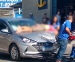 VÍDEO | Moto é atingida por veículo em avenida movimentada de Cachoeiro