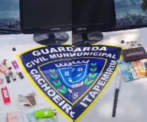 VÍDEO | Homem é preso com drogas, armas e dinheiro no Centro de Cachoeiro Homem é preso pela Guarda Civil Municipal com drogas, armas e dinheiro no centro de Cachoeiro