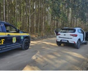 Homem com carro roubado foge de blitz, mas acaba preso pela PRF no ES Carro apreendido em Blitz