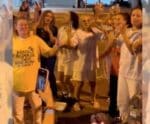 Apoiadoras de Bolsonaro comemoram saída de presídio com dança e tornozeleira