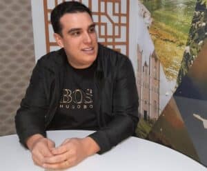Erick Musso: “precisamos de direita que não só aponte o dedo” Foto mostra o presidente do Republicanos, Erick Musso, em entrevista ao Aqui Notícias