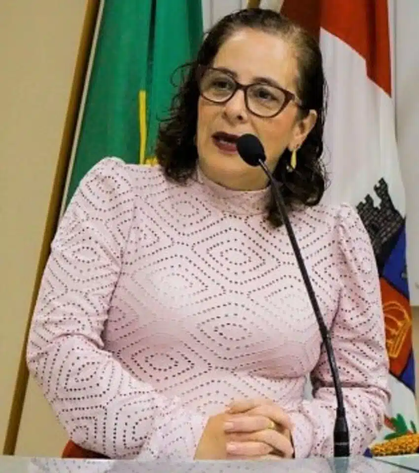 Foto mostra Fátima Amorim na tribuna da Câmara de Iúna, idealizadora do projeto Iúna Tampinhas