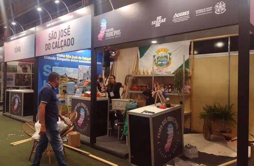 Um dos estandes do Caparaó na Feira dos Municípios que tem queijo gigante como destaque