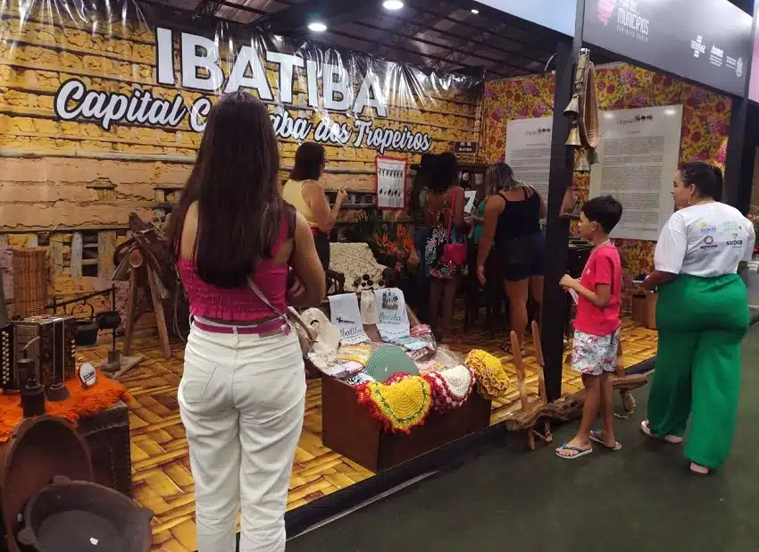 Um dos estandes do Caparaó na Feira dos Municípios que tem queijo gigante como destaque