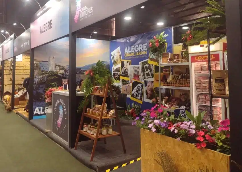 Um dos estandes do Caparaó na Feira dos Municípios que tem queijo gigante como destaque