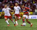 Flamengo joga mal, empata e deixa o campo vaiado