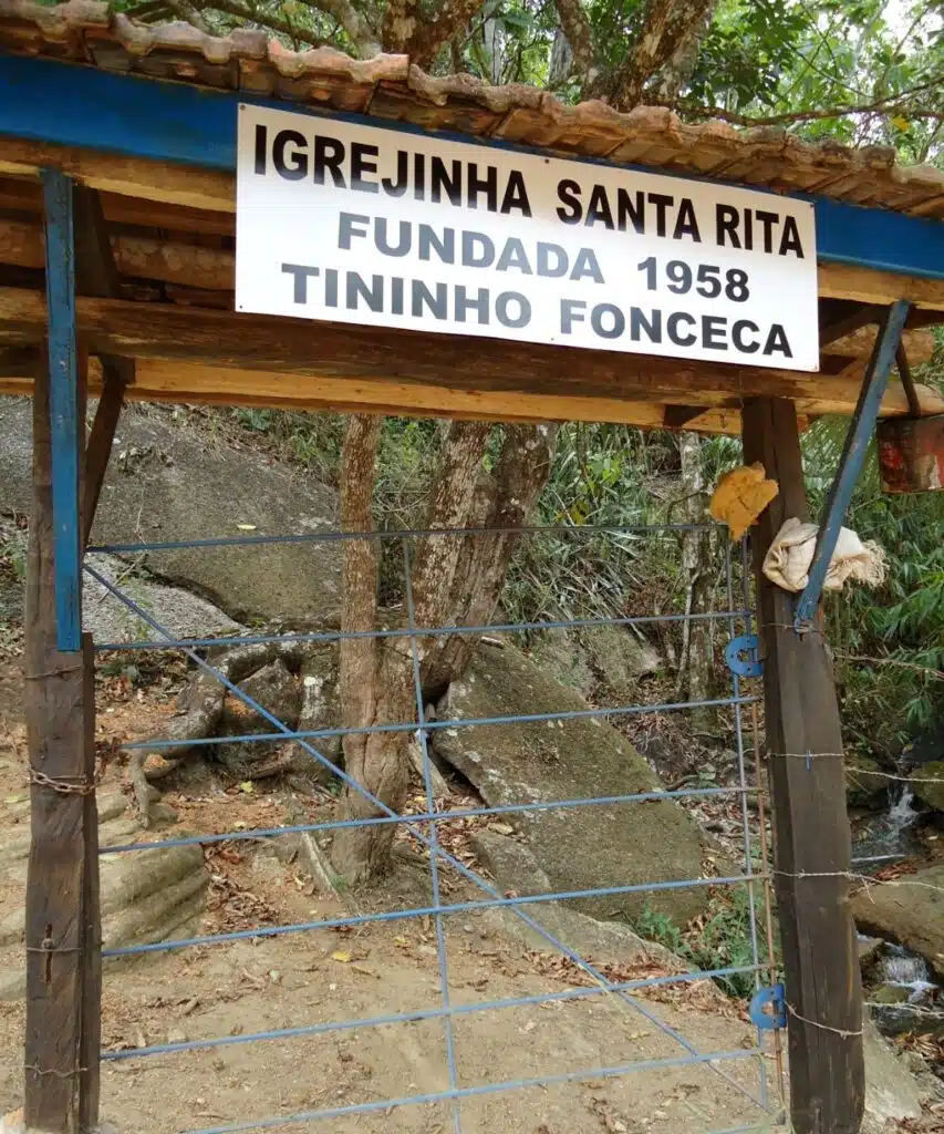Placa na entrada para a igrejinha de Santa Rita de Cássia