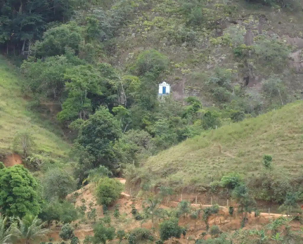A igrejinha de Santa Rita é vista de vários pontos da comunidade