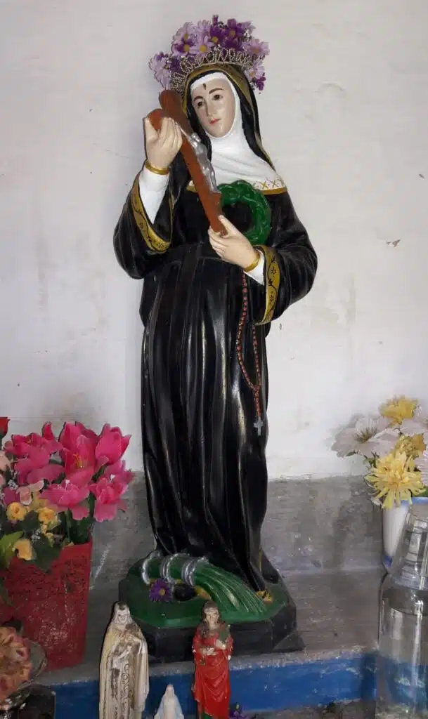 Imagem de Santa Rita de Cássia colocada no interior da Igrejinha que leva seu nome