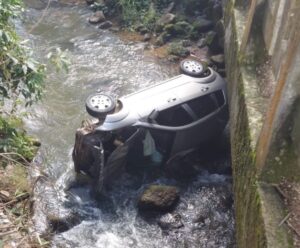 Homem de 56 anos morre após carro cair de ponte em Alfredo Chaves Homem de 56 anos morre após carro cair de ponte em Alfredo Chaves