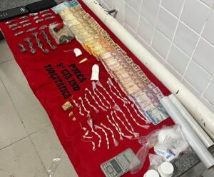 PM “estoura” boca de fumo e prende irmãos traficantes em Itapemirim PM “estoura” boca de fuma e prende irmãos traficantes em Itapemirim
