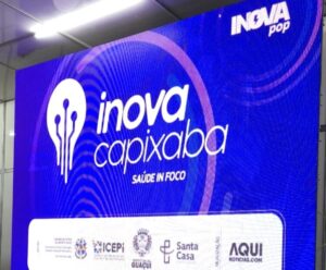 Estado aposta em inovações para desenvolvimento do interior Foto mostra telão com a logomarca do Inova Capixaba que quer levar inovações a municípios do interior