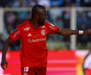 Internacional vence Bolívar em La Paz e se aproxima da vaga à semifinal Jogador comemorando