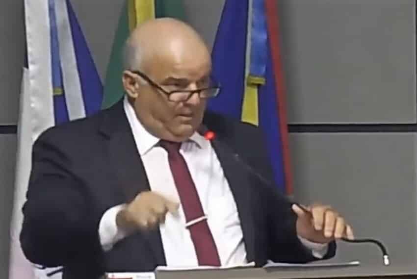 Foto do vereador Julinho Tererê na tribuna da Câmara de Guaçuí reclamando sobre entrega de cestas básicas