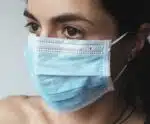 UFRJ recomenda uso de máscara em ambientes fechados após alta de Covid