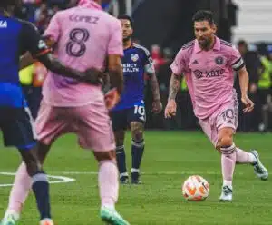 Jogadores disputando a bola