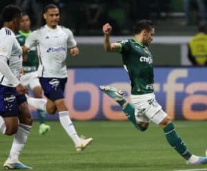 Palmeiras vence o Cruzeiro e assume vice-liderança do Brasileirão Jogador do Palmeiras no momento do chute