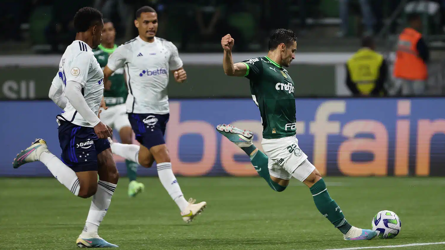 Palmeiras marca no fim e vence Cruzeiro no Brasileirão