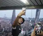VÍDEO | Com festa da torcida, Payet chega ao Rio para assinar com o Vasco