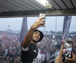 VÍDEO | Com festa da torcida, Payet chega ao Rio para assinar com o Vasco Payet-1-1
