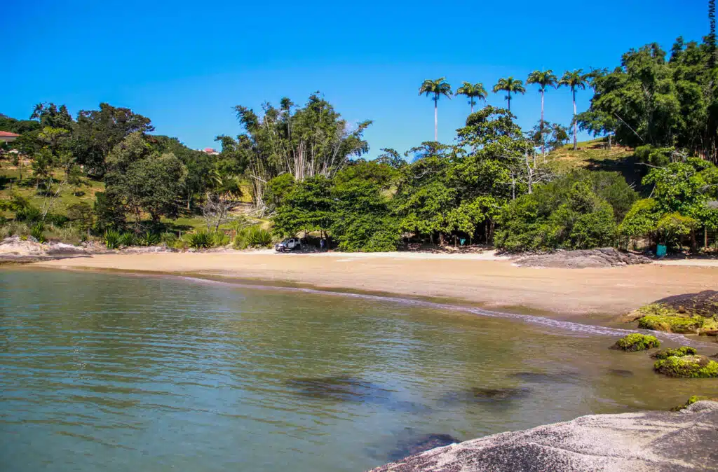 A praia do Marvila, em Anchieta, atrai quem gosta de curtir com menos agito