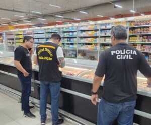 Polícia apreende produtos vencidos e deteriorados em supermercados no ES