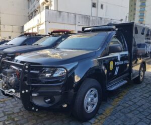 Mulher é encontrada morta na Lagoa do Siri, em Marataízes rabecão da polícia civil