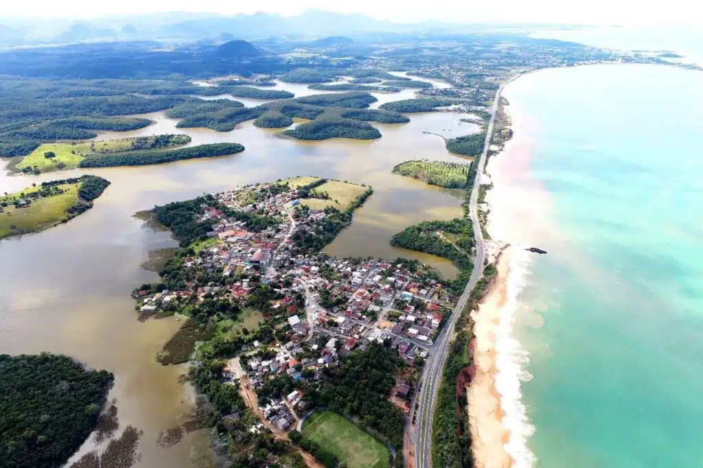 Maão-Bá, em Anchieta, apresenta opções de praia e lagoas