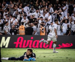 Santos vira sobre o Grêmio em reencontro com torcedores na Vila Belmiro Jogador comemorando