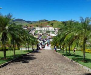 Contas: só um município abaixo do limite de despesas no Caparaó Foto mostra praça principal de São José do Calçado o único que está abaixo do limite de percentual entre despesas e receitas