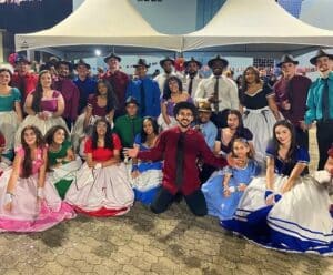 A tradição do grupo junino Sinhá da Mata completa 35 anos Foto mostra membros do grupo Sinhá da Mata depois de uma apresentação em Dores do Rio Preto
