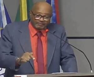 Vereador questiona demora de 6 meses para exames em Guaçuí Foto do vereador Valmir Santiago na tribuna da Câmra de Guaçuí falando sobre a demora na marcação de exames e consultas