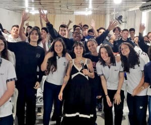 Combater a violência escolar: projeto transformador promove encontro com Bella Bazoni