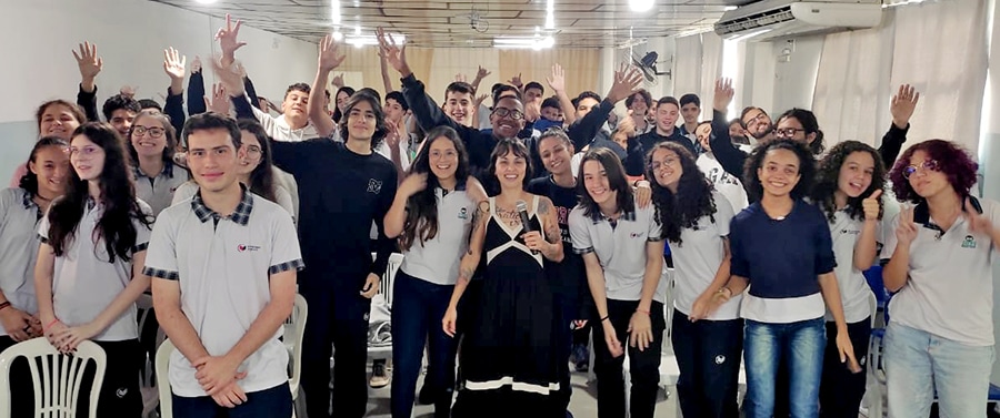 A especialista em comportamento de crianças e adolescentes, Bella Bazoni junto aos alunos do Raymundo Andrade CIAC A especialista em comportamento de crianças e adolescentes, Bella Bazoni junto aos alunos do Raymundo Andrade CIAC