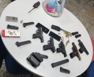 Cinco pessoas morrem durante confronto com a Polícia Militar em Vitória armas apreendidas no Morro do Macaco