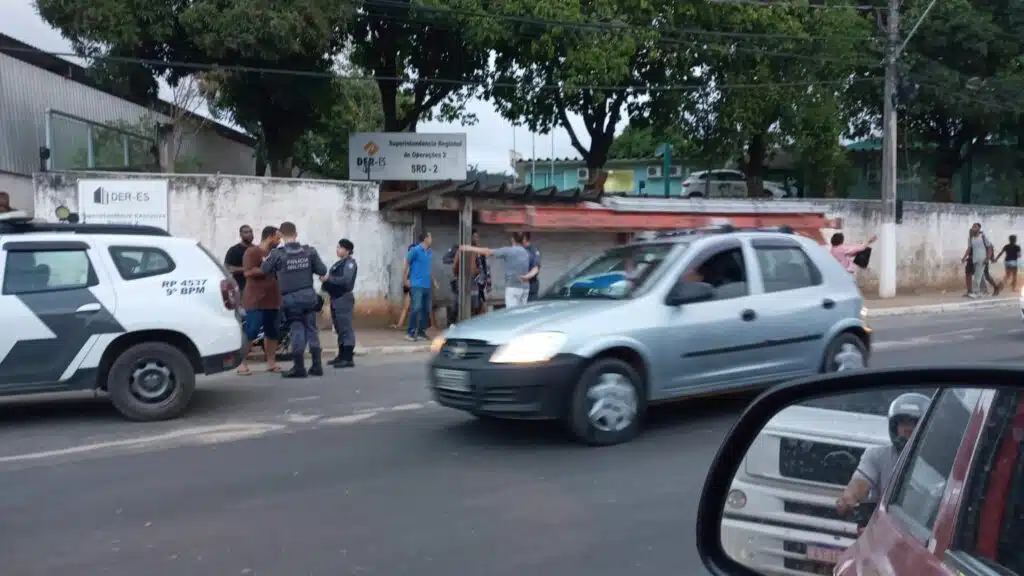 Homem é rendido por populares e amarrado e poste em Cachoeiro