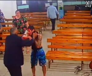 Homem esfaqueado pede ajuda em igreja após confusão de bar no ES homem esfaqueado entra em igreja para pedir ajuda
