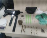 PM detém homem com metralhadora e drogas em cidade do ES