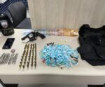 PM detém suspeito e apreende armas de fogo e drogas em bairros de cidade do ES