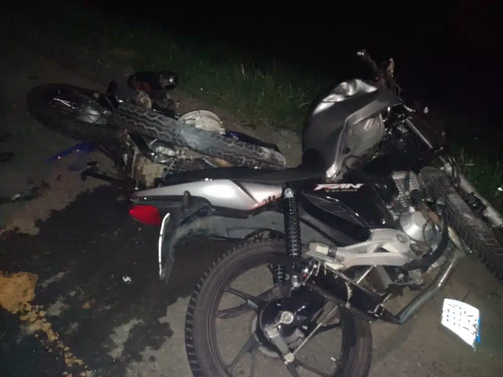 Acidente entre carro e duas motos deixa dois jovens mortos na BR 101 Aracruz
