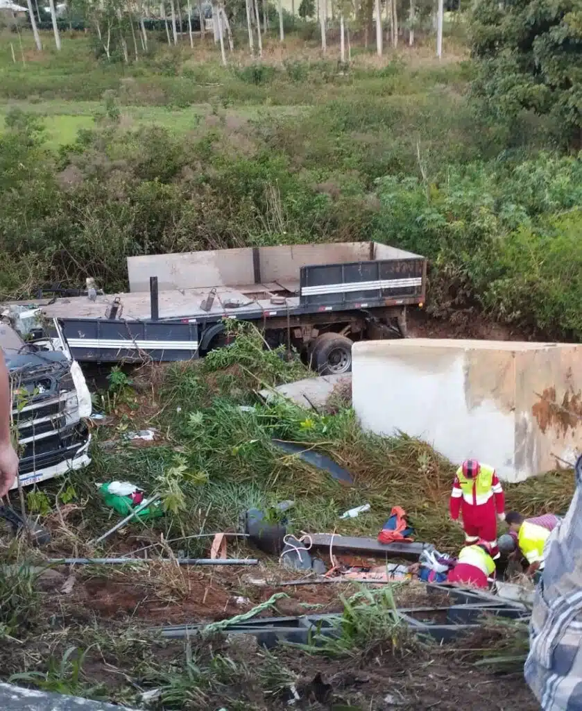 Carreta com bloco de granito fica destruída após acidente em Anchieta