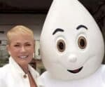 Xuxa dá carona em sua nave para Zé Gotinha em  campanha de vacinação