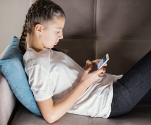 Dor nas costas já afeta 40% dos adolescentes: celular é o vilão
